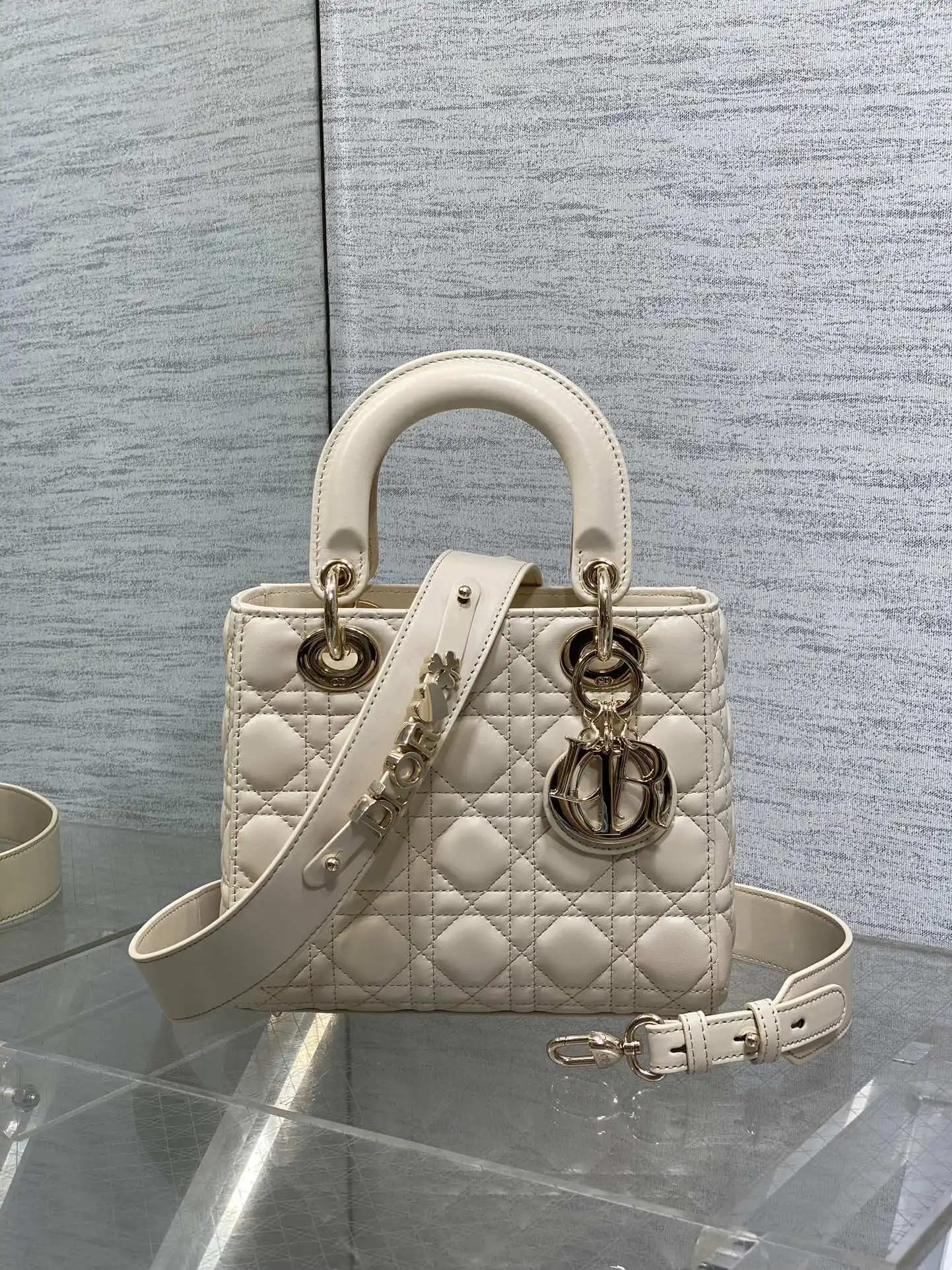 Dior Top-tier original factory Lady Dior four-grid series, a classic bag shape that is sweet yet elegant. Newest colors for spring and summer, a fresh and lovely style  , paired with the latest lettered shoulder strap   for extra points. Six letters are includ