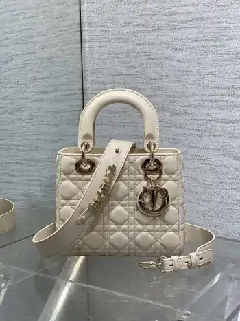 Top-tier original factory Lady Dior four-grid series, a classic bag shape that is sweet yet elegant. Newest colors for spring and summer, a fresh and lovely style  , paired with the latest lettered shoulder strap   for extra points. Six letters are includ Replica Dior womens bags