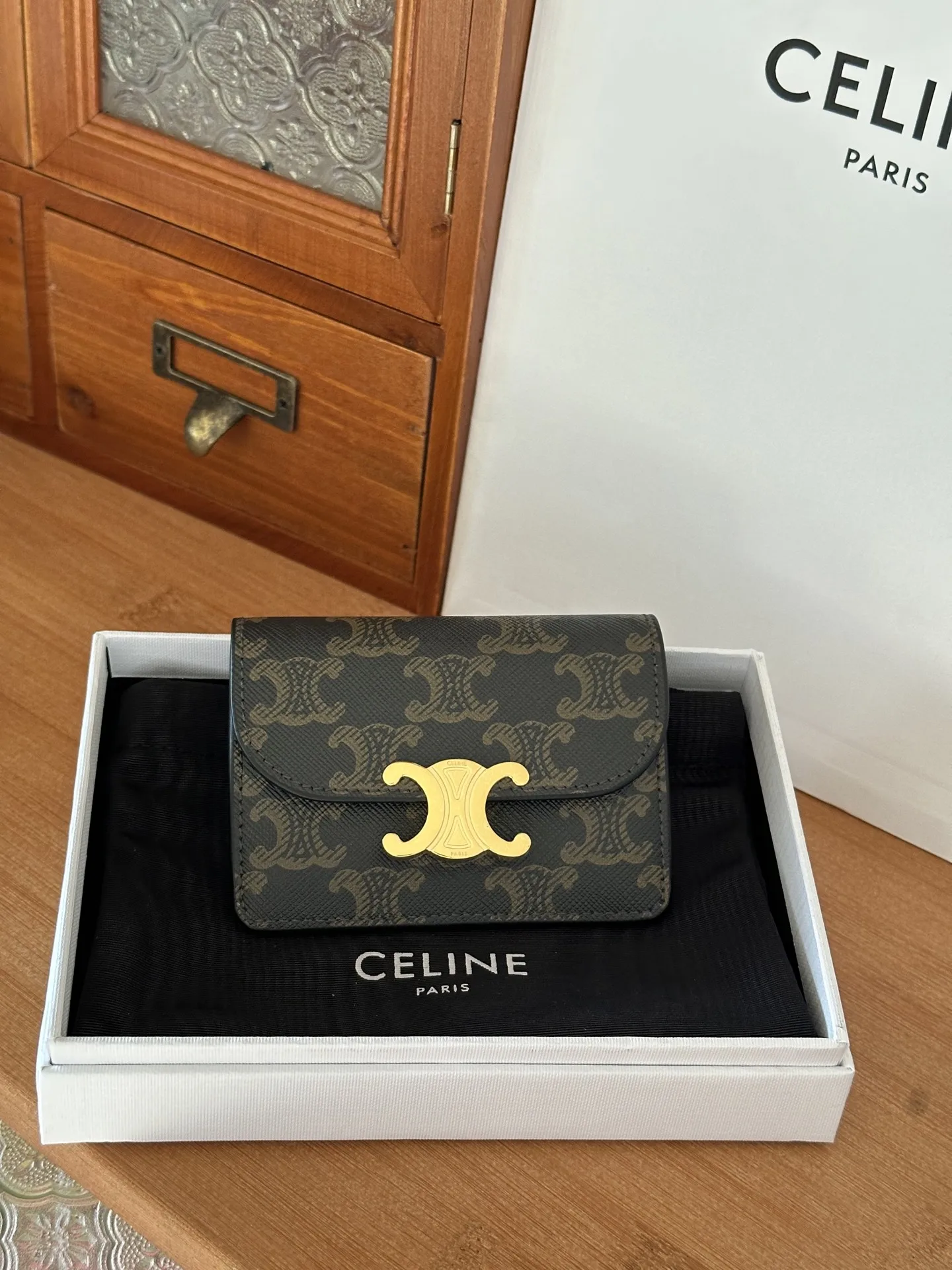Celine 10i5834 TRIOMPHE Glossy Cowhide Leather Flap Card Holder