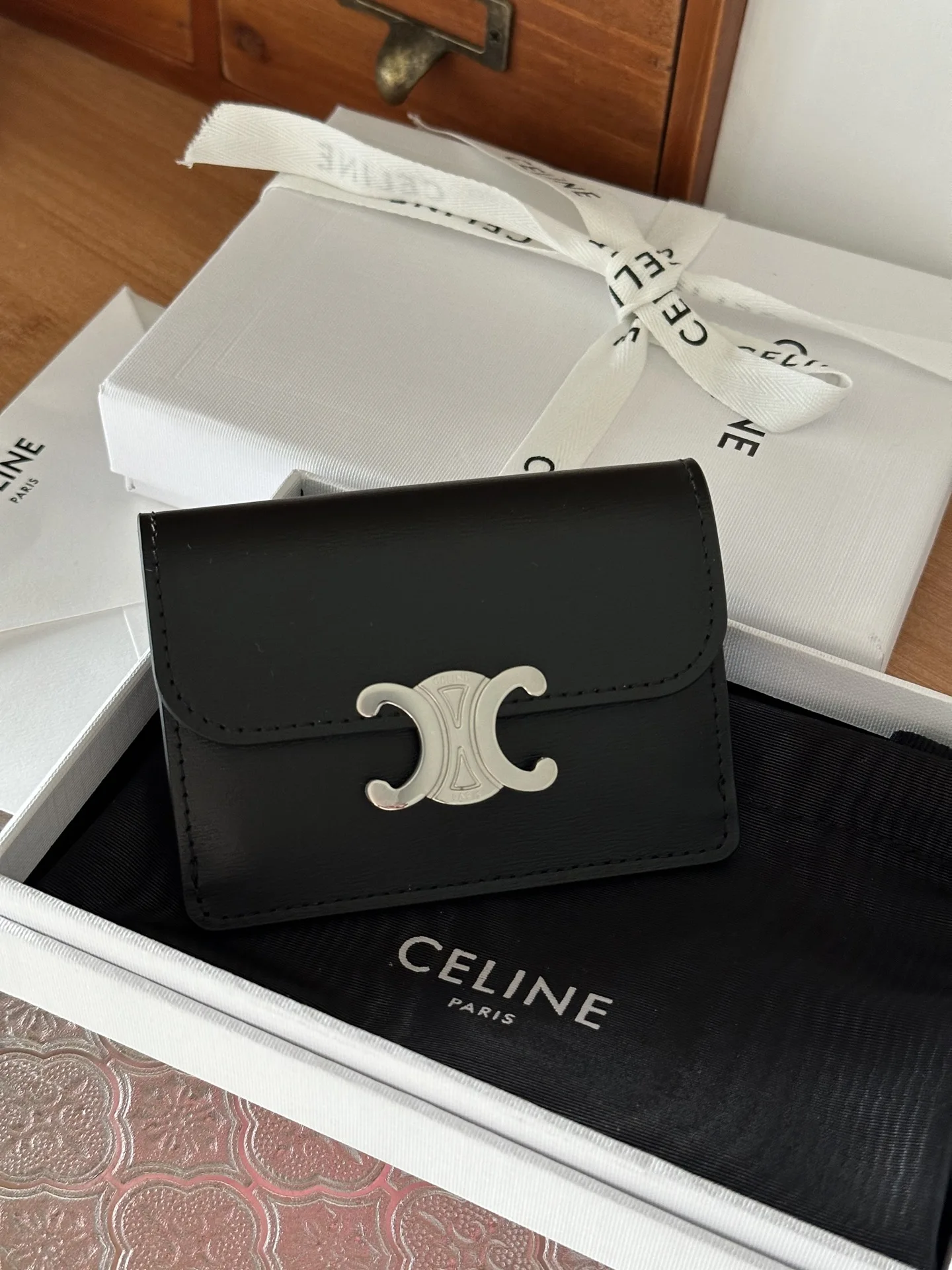Celine 10I5834 TRIOMPHE Shiny Calfskin Flap Card Holder