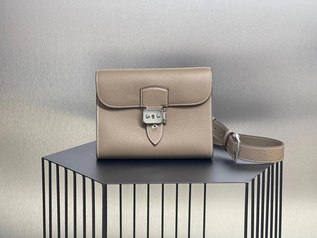 Hermes Sac a Depeches Lock Envelope Crossbody Bag 21cm