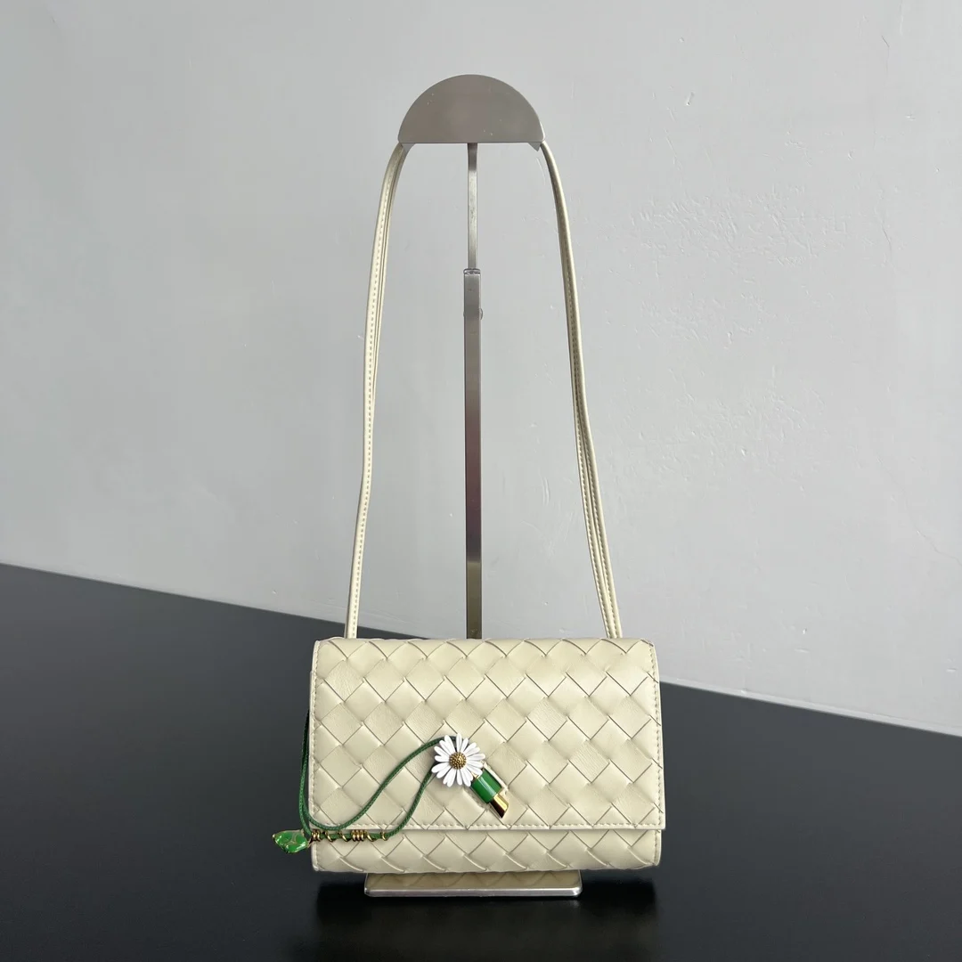 Bottega Veneta 838870 Andiamo Ruched Crossbody Bag Envelope Crossbody Bag