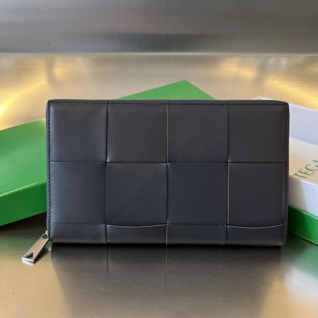 Bottega Veneta 649607 Men s Large Woven Leather Wallet