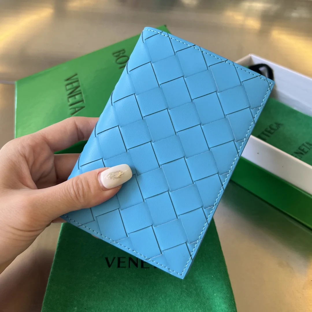 Bottega Veneta 607482 New Passport Holder, Suitable for Men and Women