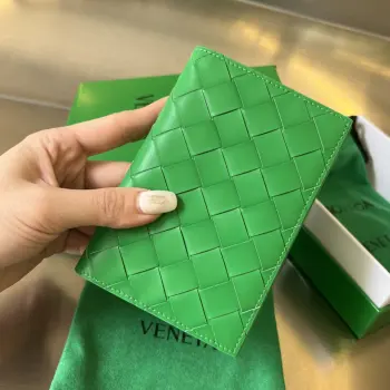607482 New Passport Holder, Suitable for Men and Women Replica Bottega Veneta wallets