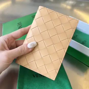 607482 New Passport Holder, Suitable for Men and Women Replica Bottega Veneta wallets