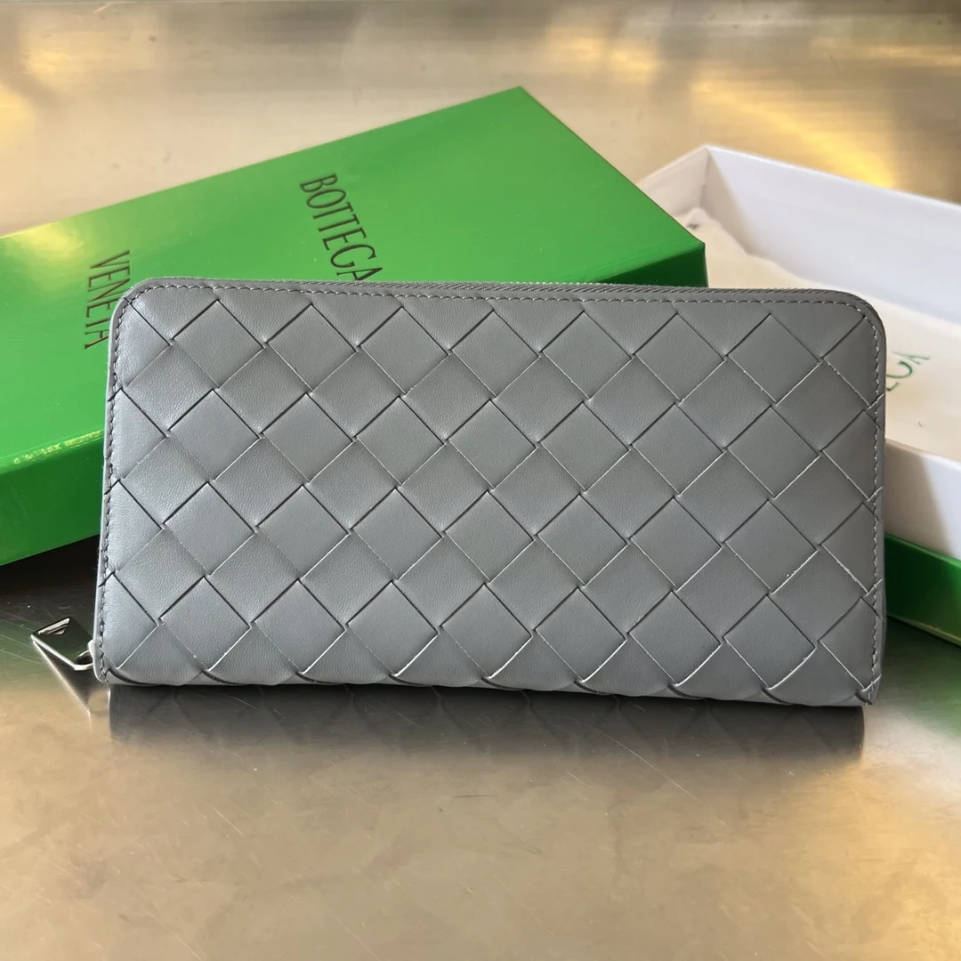 Bottega Veneta 593217 Men s Woven Wallet with Zipper