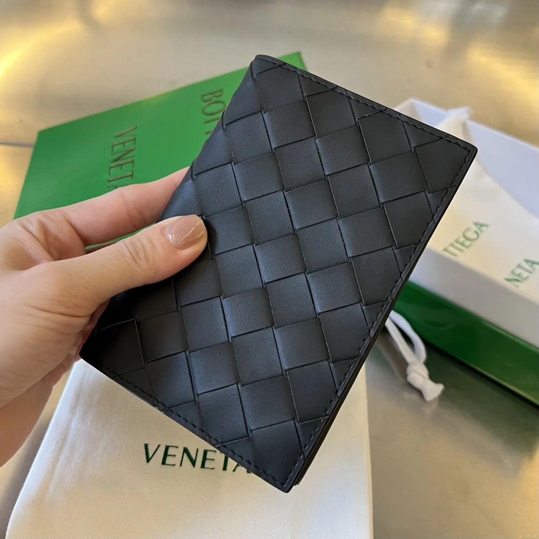 Bottega Veneta 607482 New Leather Passport Holder
