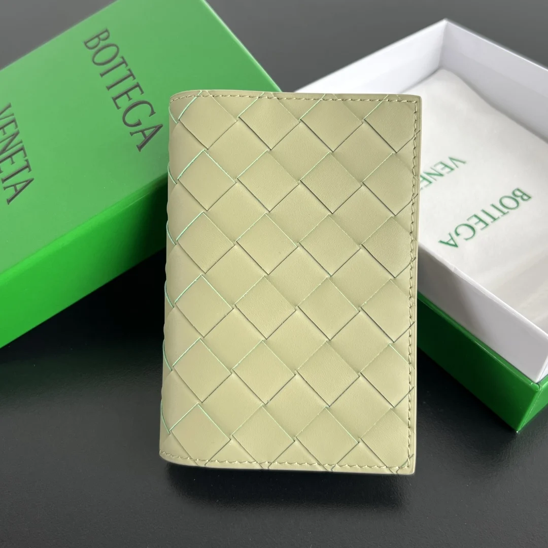Bottega Veneta 607482 New Leather Passport Holder