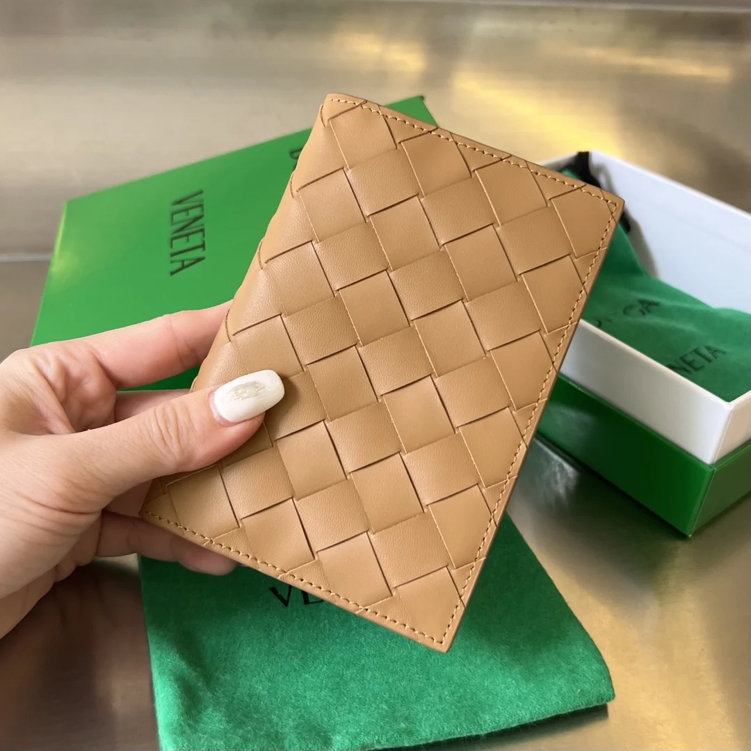Bottega Veneta 607482 New Passport Holder, Suitable for Men and Women