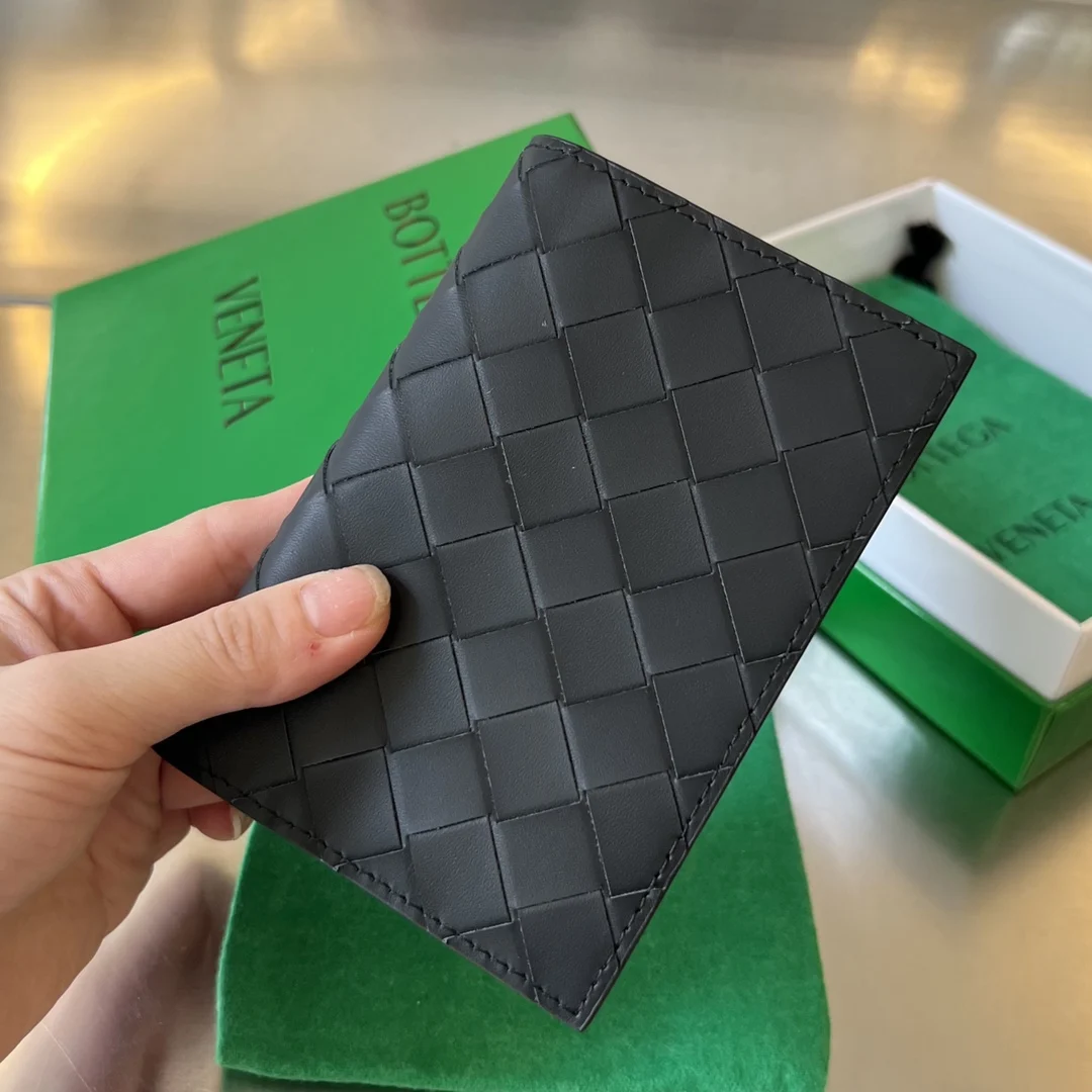Bottega Veneta 607482 New Leather Passport Holder