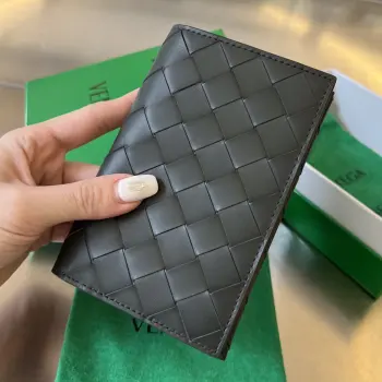 629679 New Leather Passport Holder Replica Bottega Veneta wallets