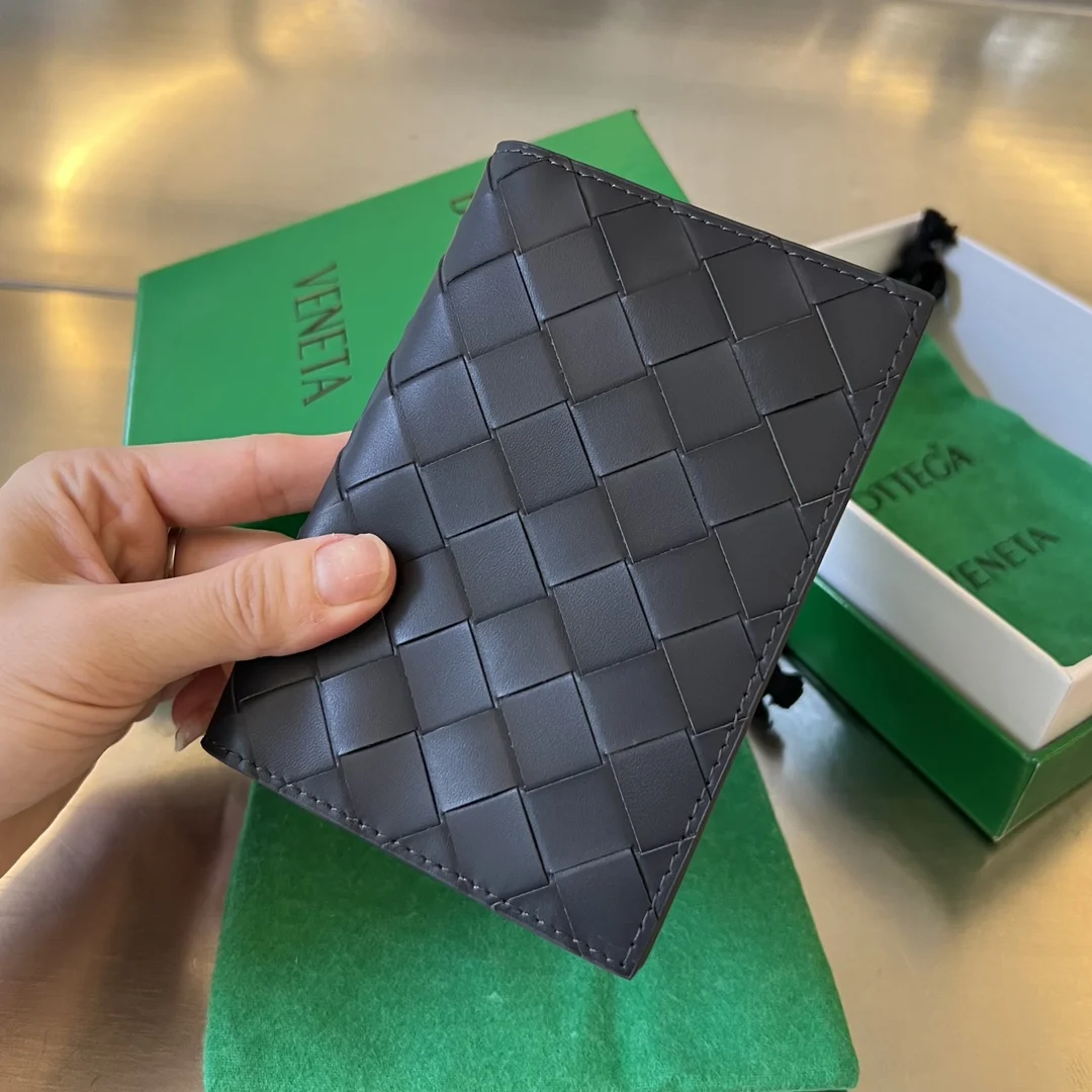 Bottega Veneta 607482 New Leather Passport Holder