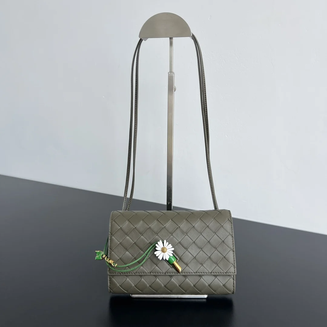 Bottega Veneta 838870 Andiamo Ruched Crossbody Bag Envelope Crossbody Bag