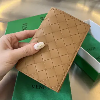 629679 New Leather Passport Holder Replica Bottega Veneta wallets