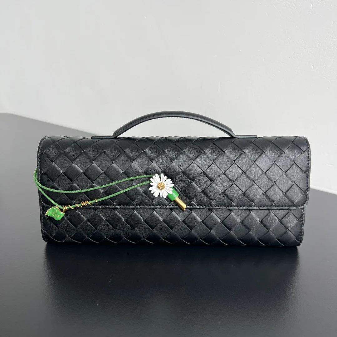 Bottega Veneta New Andiamo Clutch in Daisy Wrinkled Leather