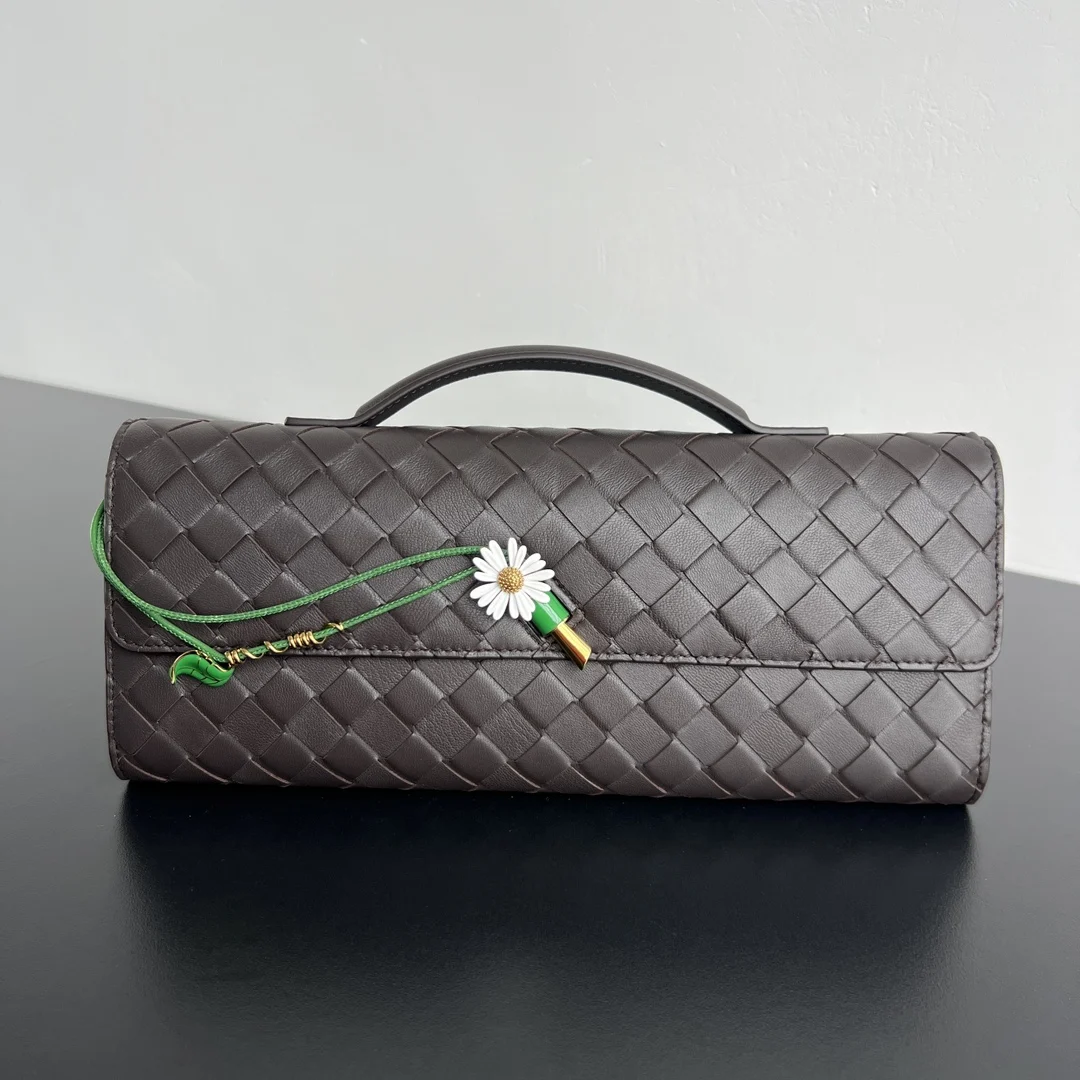 Bottega Veneta New Andiamo Clutch in Daisy Wrinkled Leather