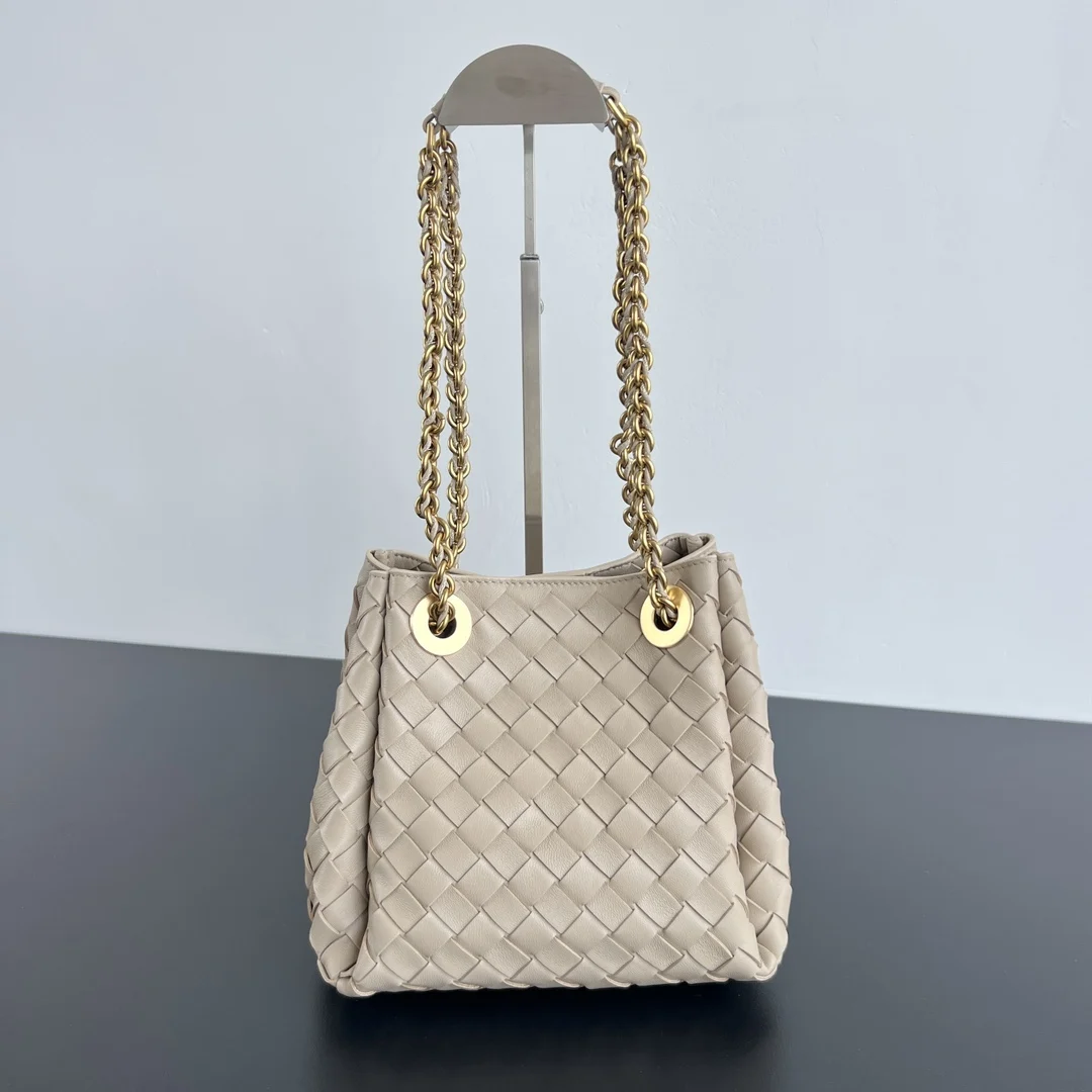 Bottega Veneta 817175 Early Spring New Chain Parachute Women s Shoulder Bag Bottega Veneta 817175 Early Spring New Chain Parachute Women s Shoulder Bag