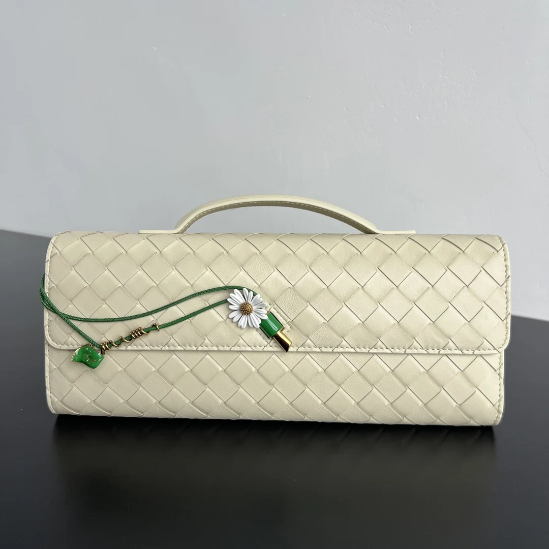 Bottega Veneta New Andiamo Clutch in Daisy Wrinkled Leather