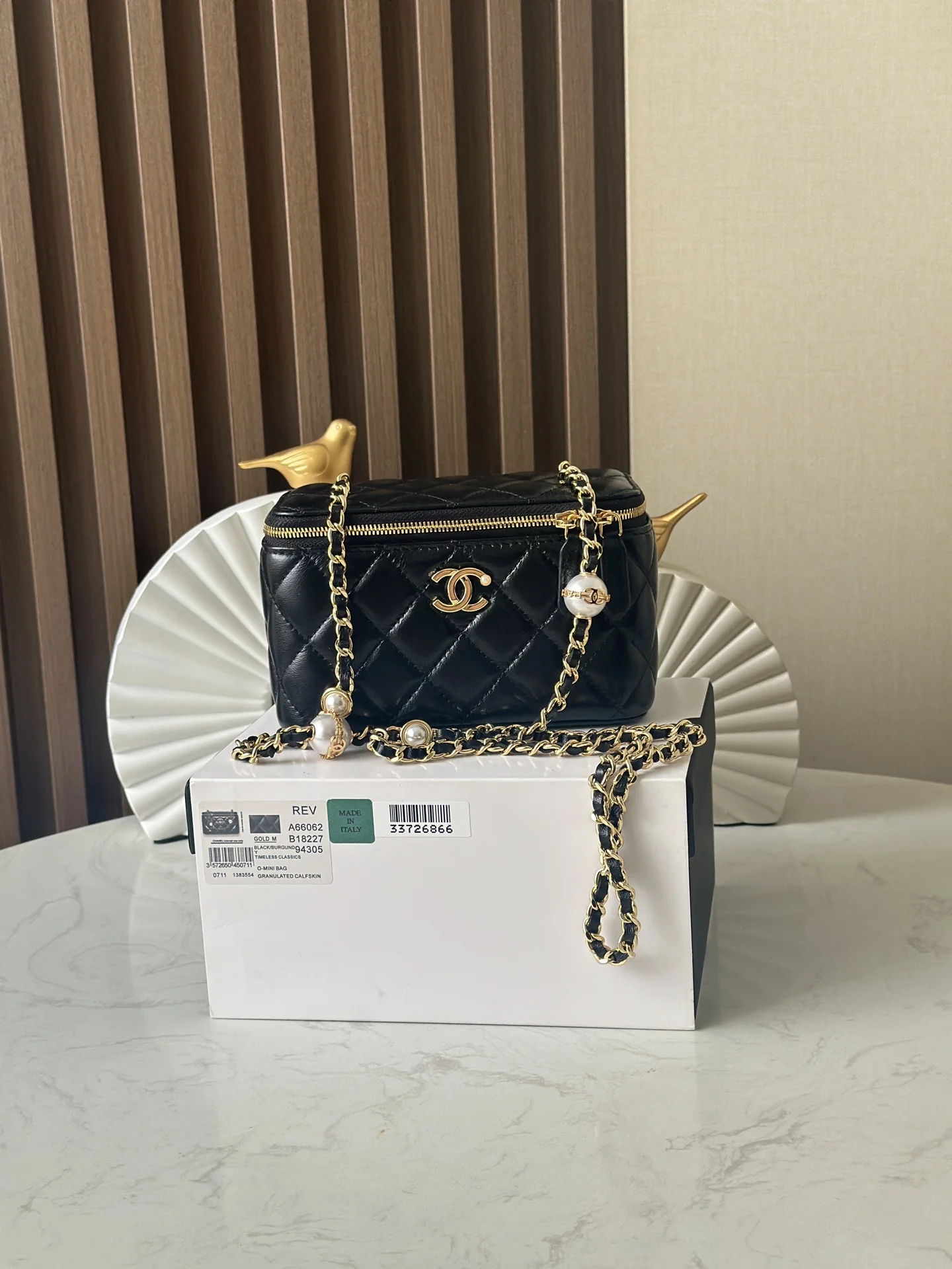 Chanel 66062 24K Chain with Pearl Cosmetic Pouch Women s Crossbody Bag Chanel 66062 24K Chain with Pearl Cosmetic Pouch Women s Crossbody Bag