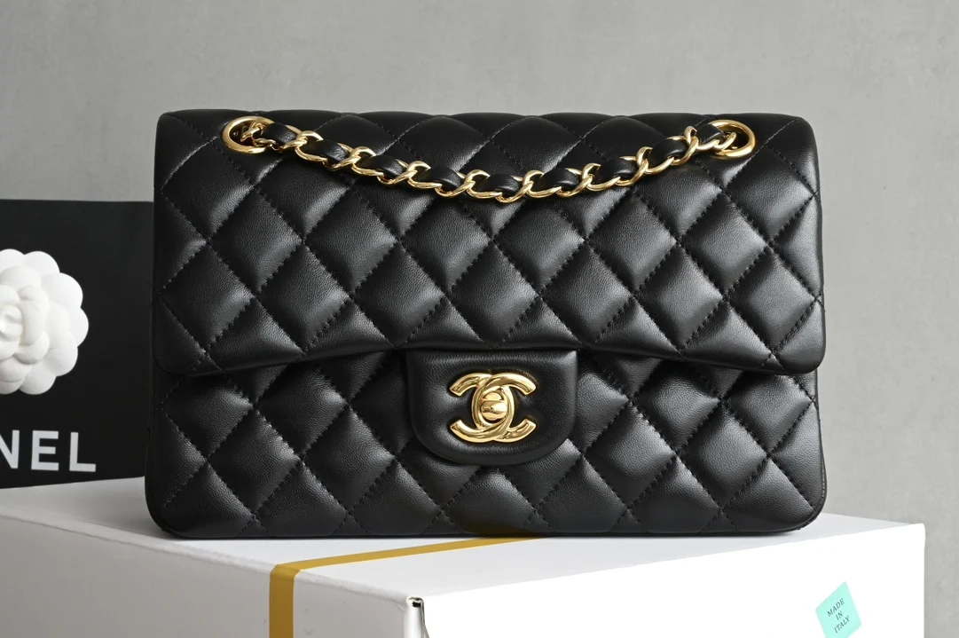 Chanel 1117 CF Classic Flap Medium Crossbody Bag