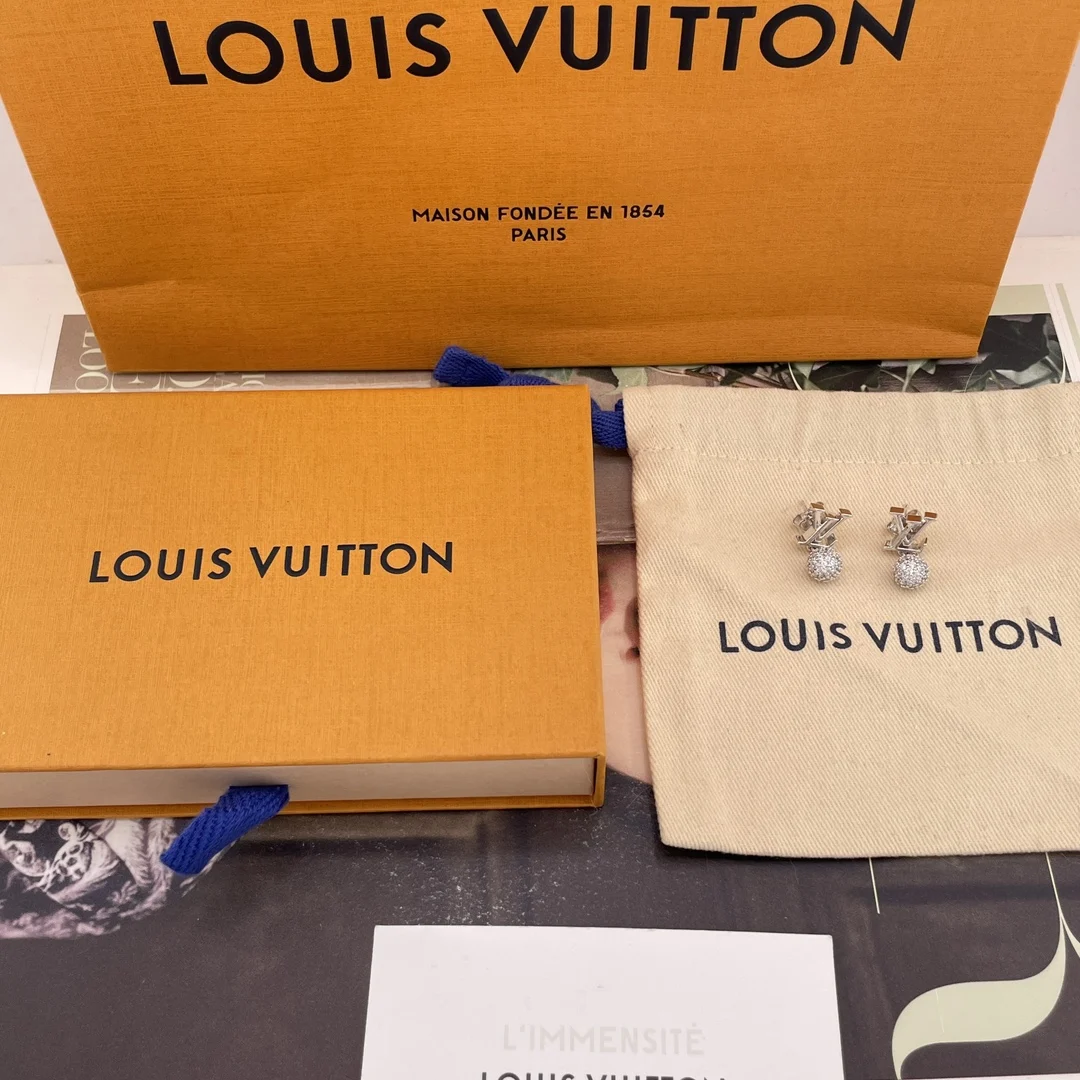 Louis Vuitton Green pear-shaped diamond stud earrings Louis Vuitton Green pear-shaped diamond stud earrings