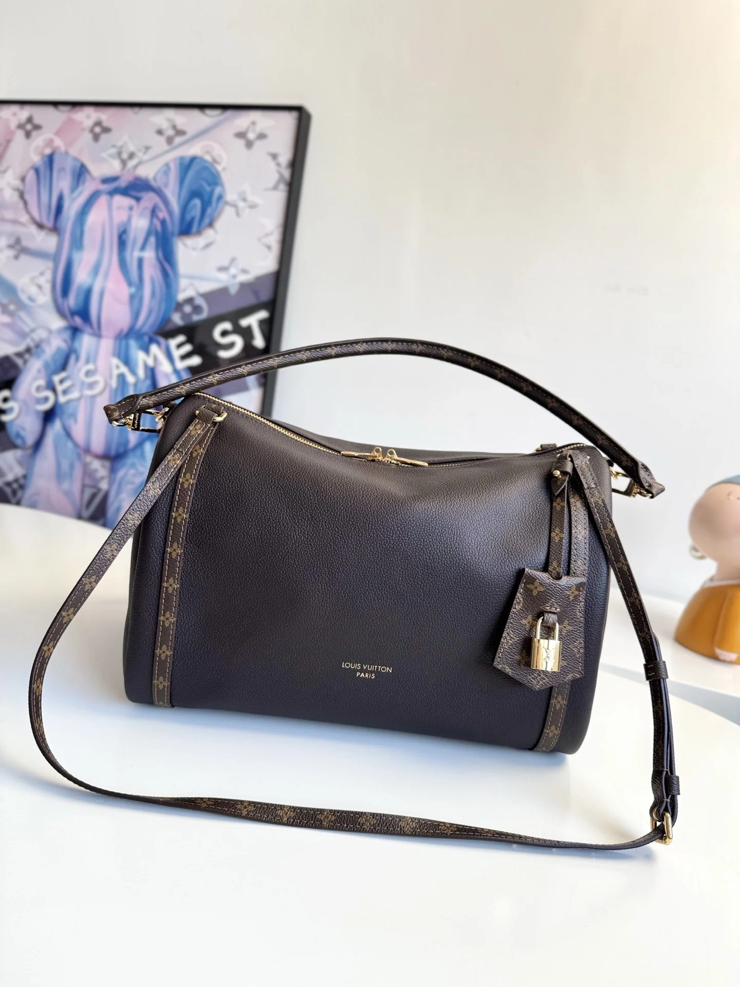 Louis Vuitton Original Overseas M26397 Express Medium Handbag, Tote and Crossbody Bag Louis Vuitton Original Overseas M26397 Express Medium Handbag, Tote and Crossbody Bag