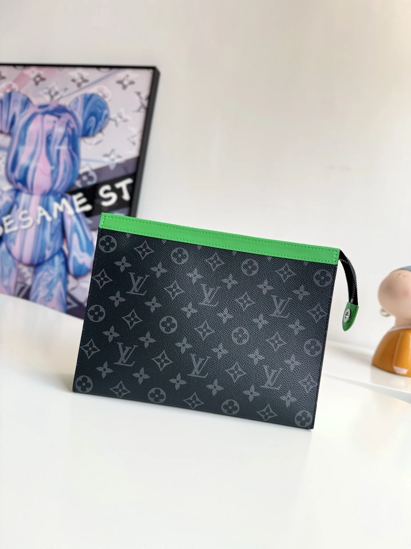 Louis Vuitton Overseas Original M26031 Pochette Voyage Medium Clutch Louis Vuitton Overseas Original M26031 Pochette Voyage Medium Clutch