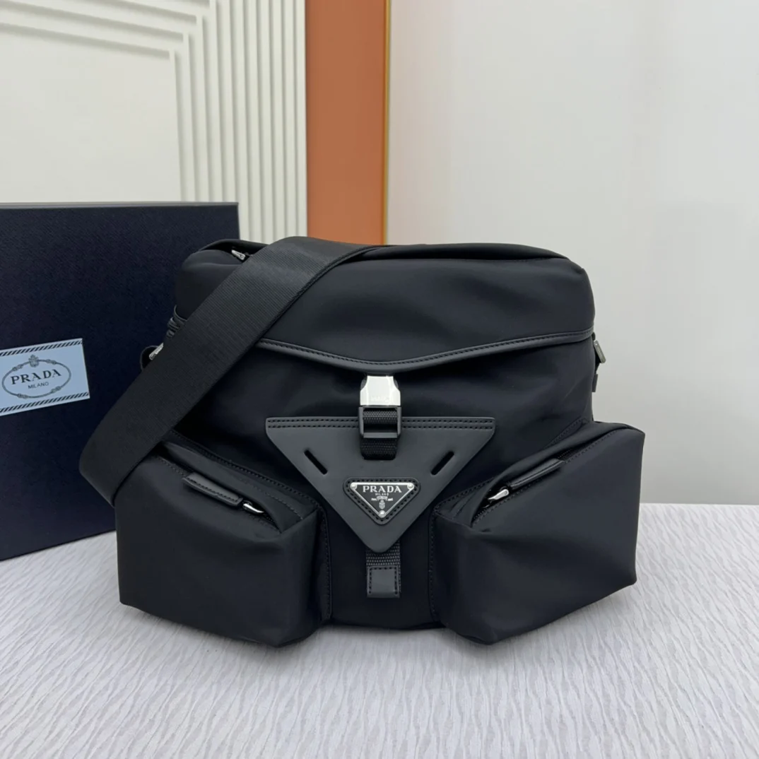 普拉达 2VD062 尼龙男包斜跨包