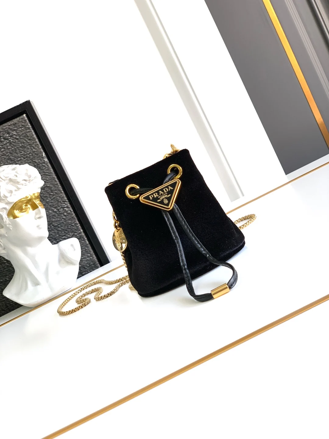 普拉达 1NR016 天鹅绒 迷你抽绳手拿包 斜挎包