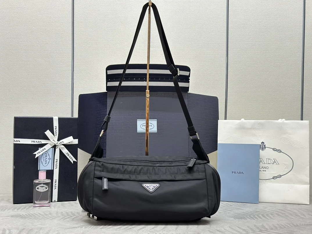 普拉达 2VH991 大号邮差包 翻盖式单肩包  斜挎包