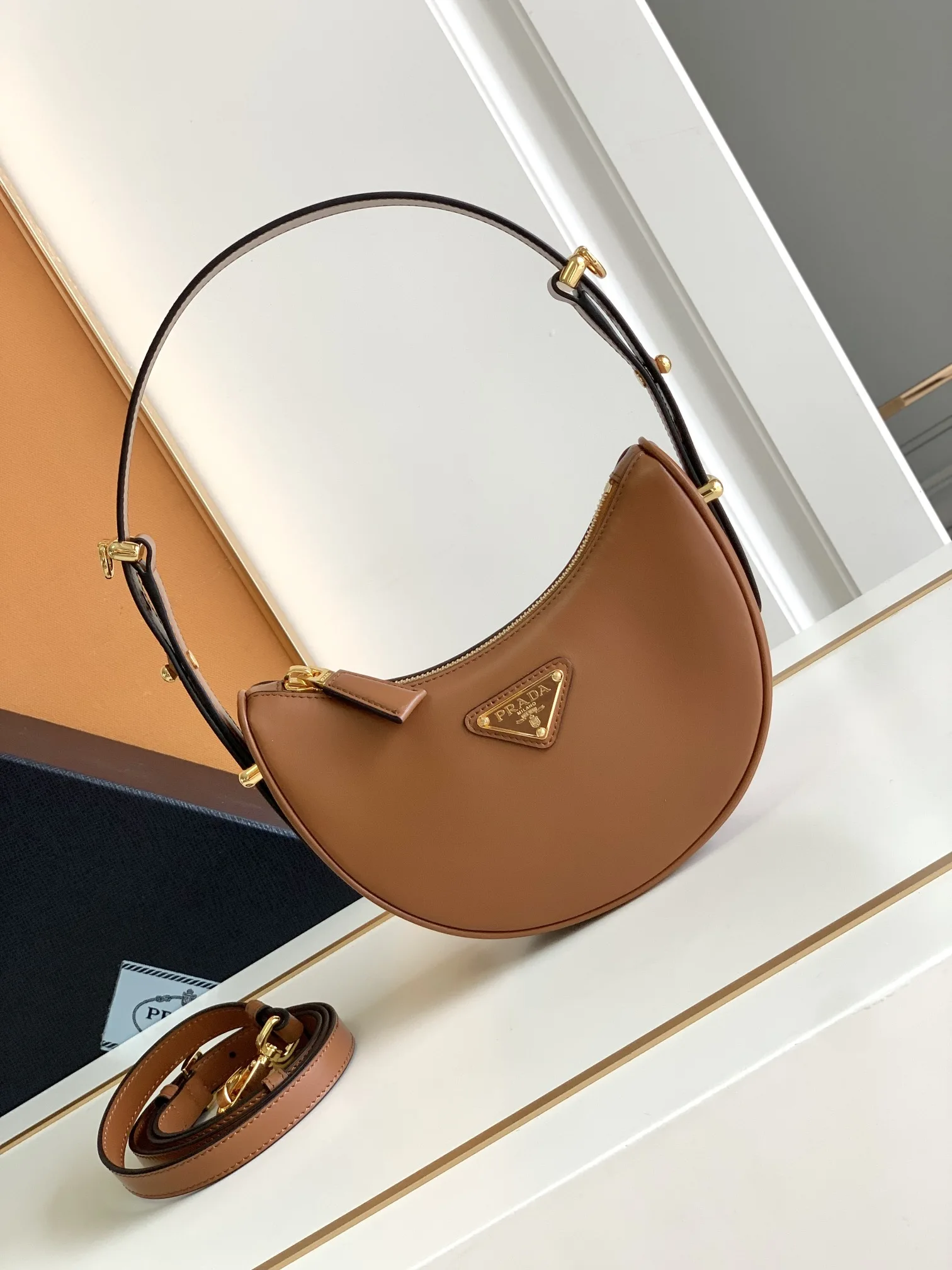 普拉达 1BC199 Hobo牛皮腋下包 单肩背包