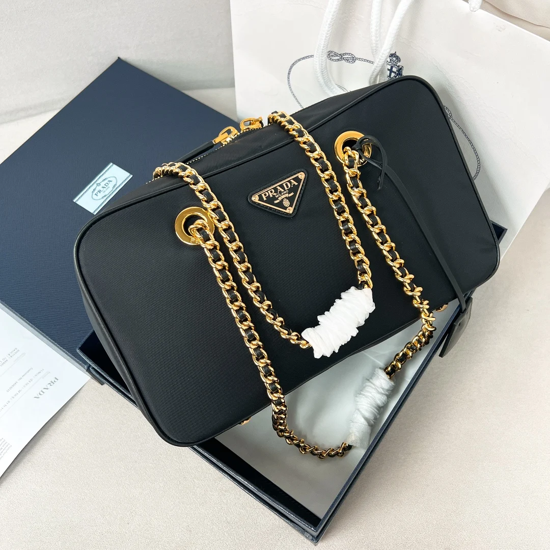 普拉达 1BB155 Summer新品中古式黑金链条单肩包中号 单肩背包 普拉达 1BB155 Summer新品中古式黑金链条单肩包中号 单肩背包