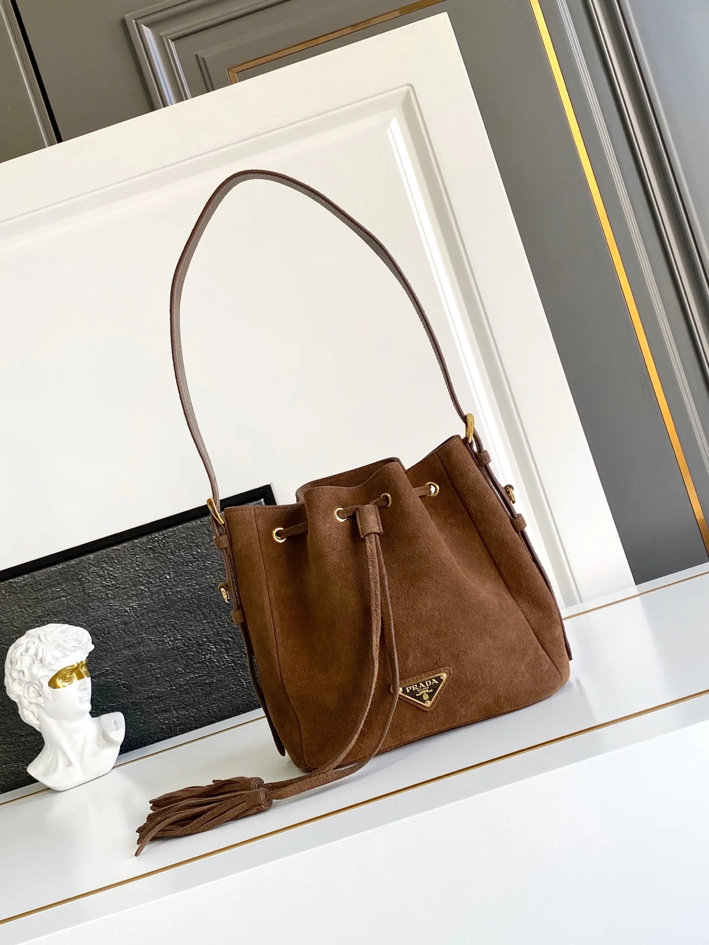 普拉达 1BE079 磨砂皮水桶包 单肩背包