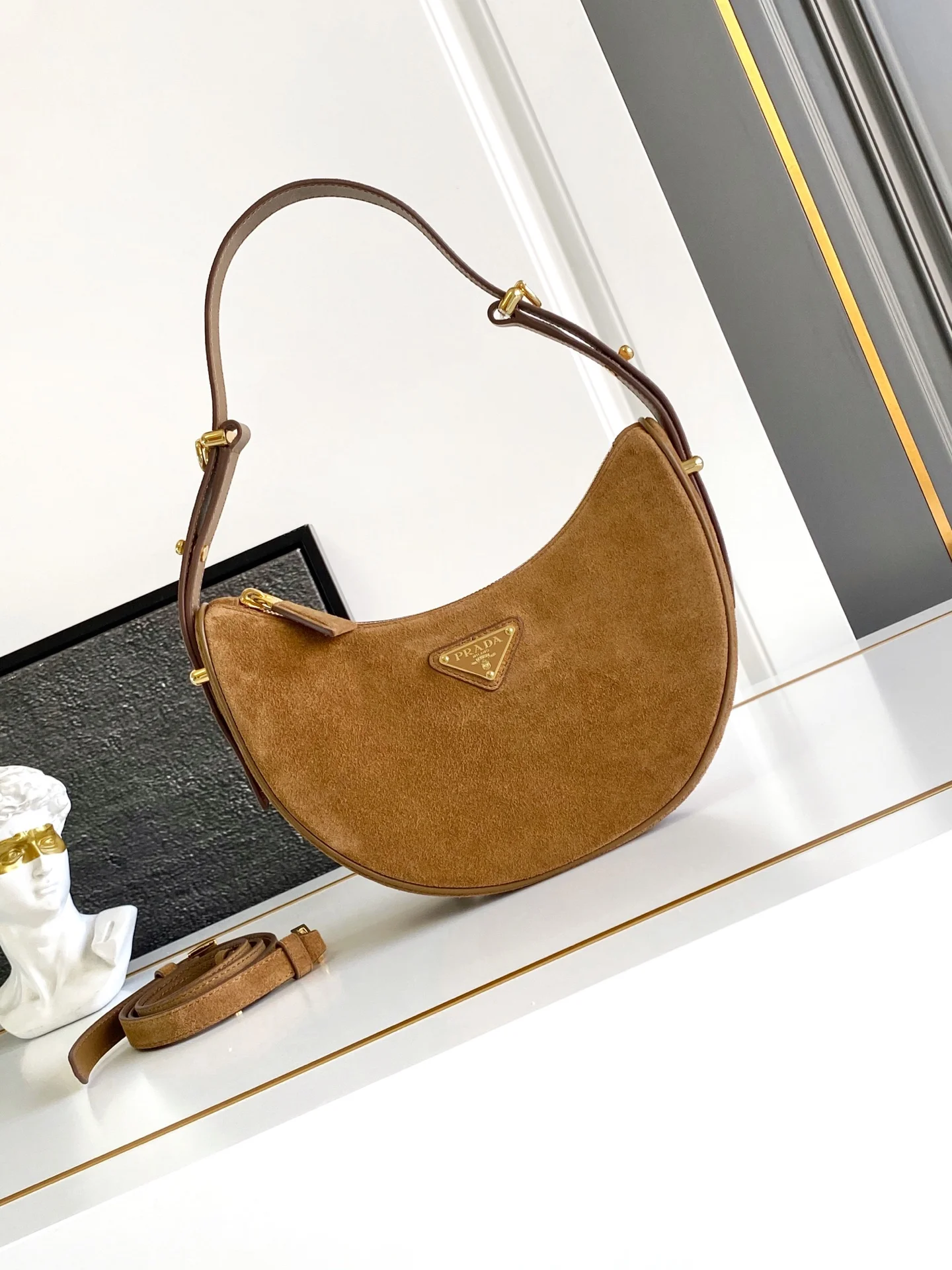 普拉达 1BC194 Arque绒面麂皮腋下包 单肩背包