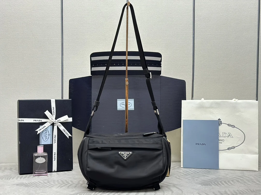 普拉达 2VH994 小号邮差包 翻盖式单肩包 斜挎包