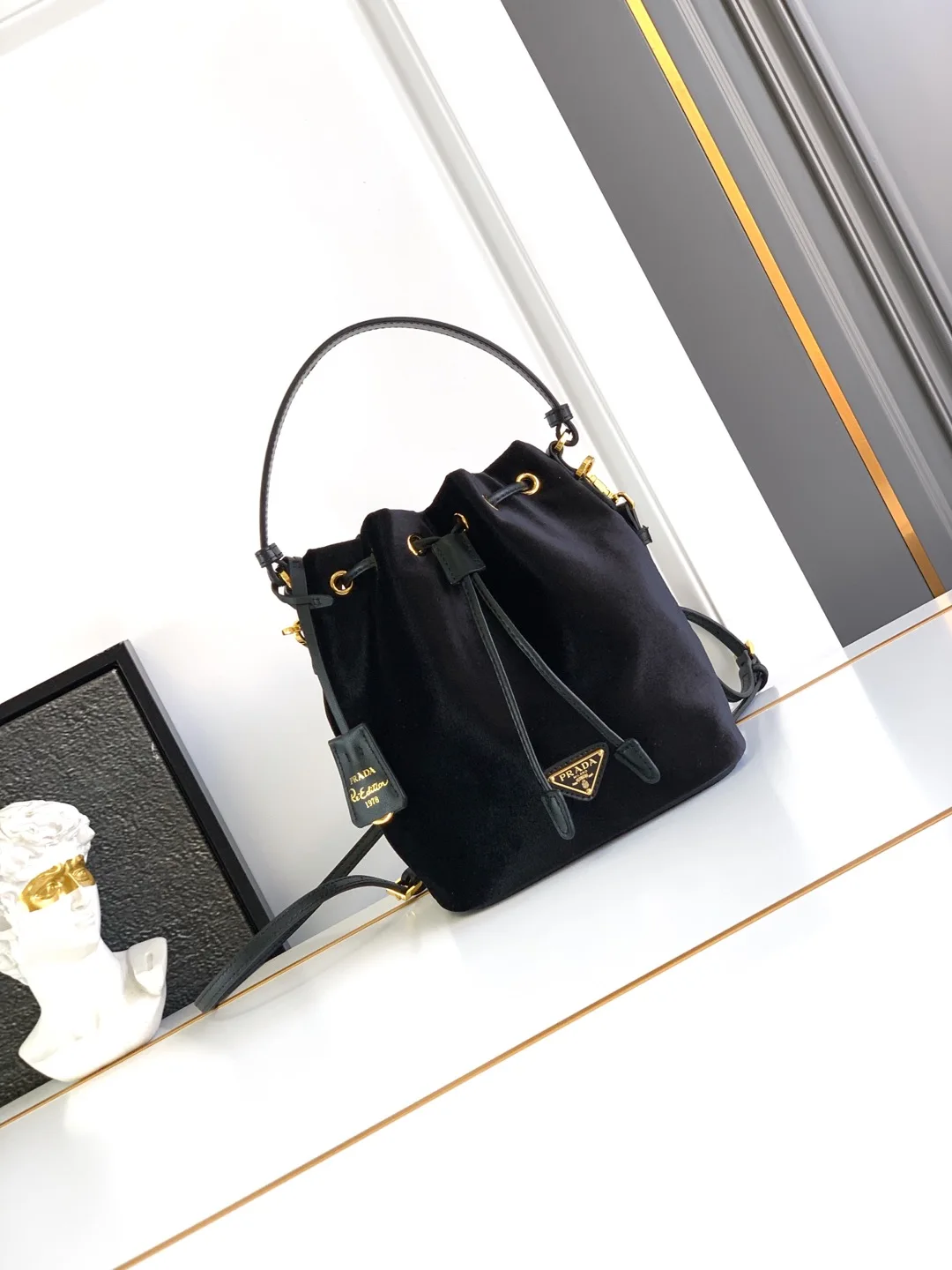 普拉达 1BE067 天鹅绒水桶包 手提斜挎包