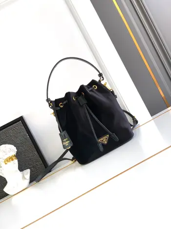 1BE067 天鹅绒水桶包 手提斜挎包 高仿普拉达女包