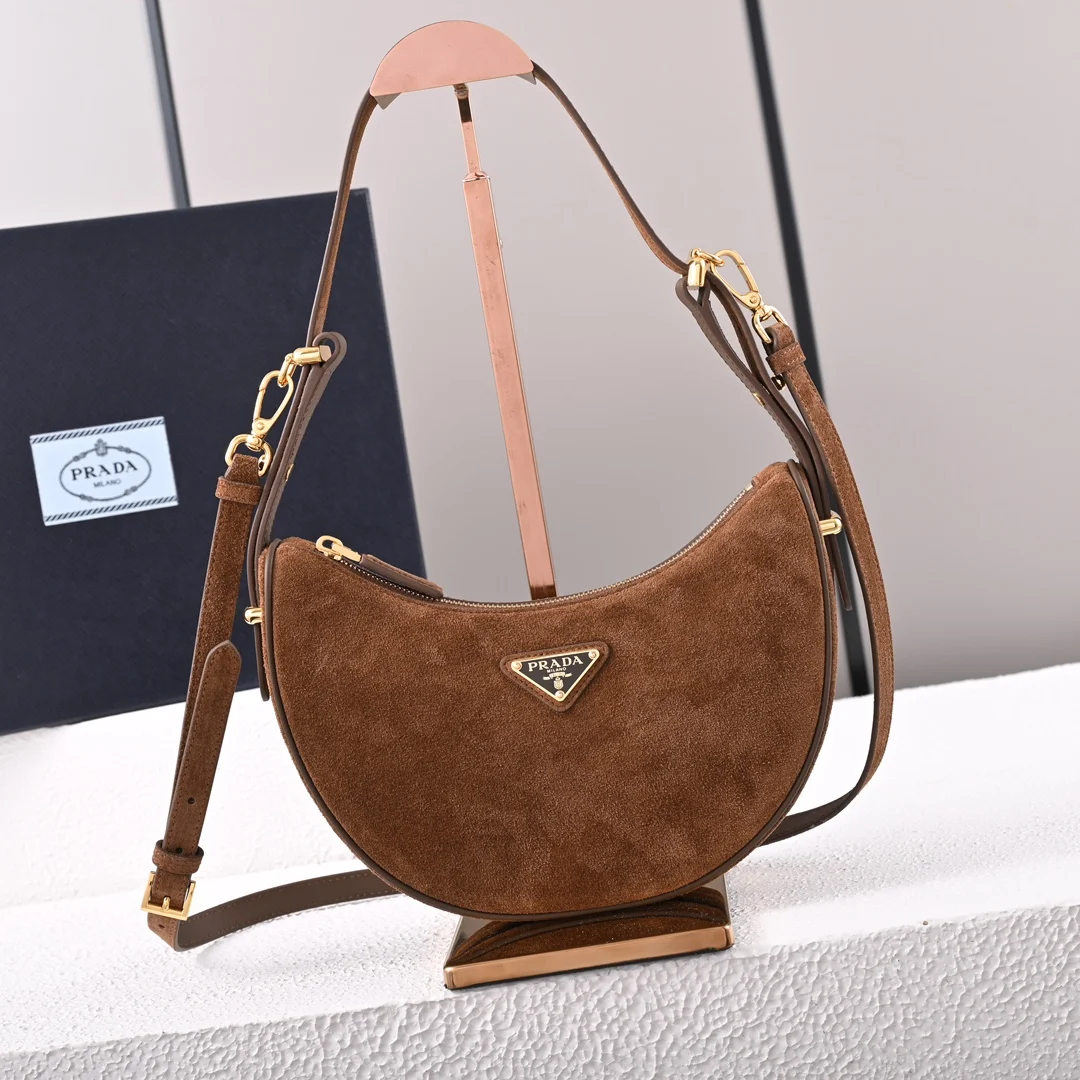 普拉达 1BC194 Arque绒面麂皮腋下包 单肩背包 斜挎包