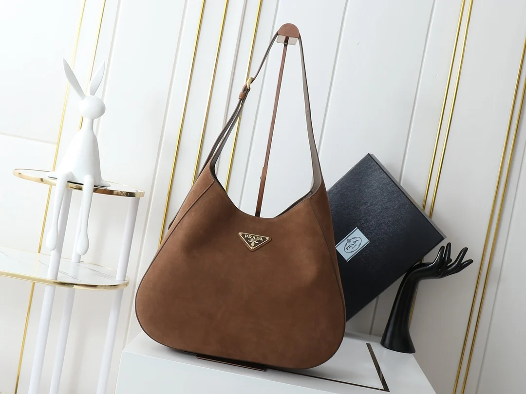 普拉达 1BC181 麂皮超大号Cleo磨砂皮斜挎包 单肩背包