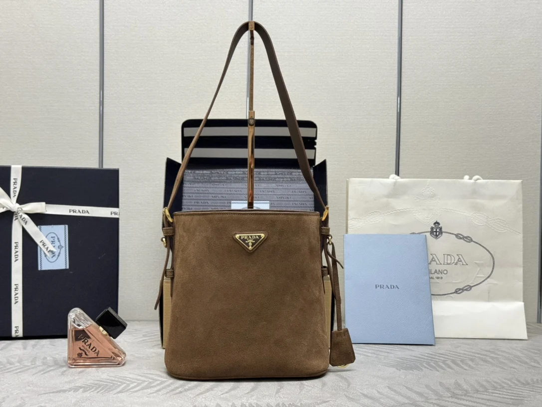 普拉达 1BE078  磨砂皮水桶包 单肩背包