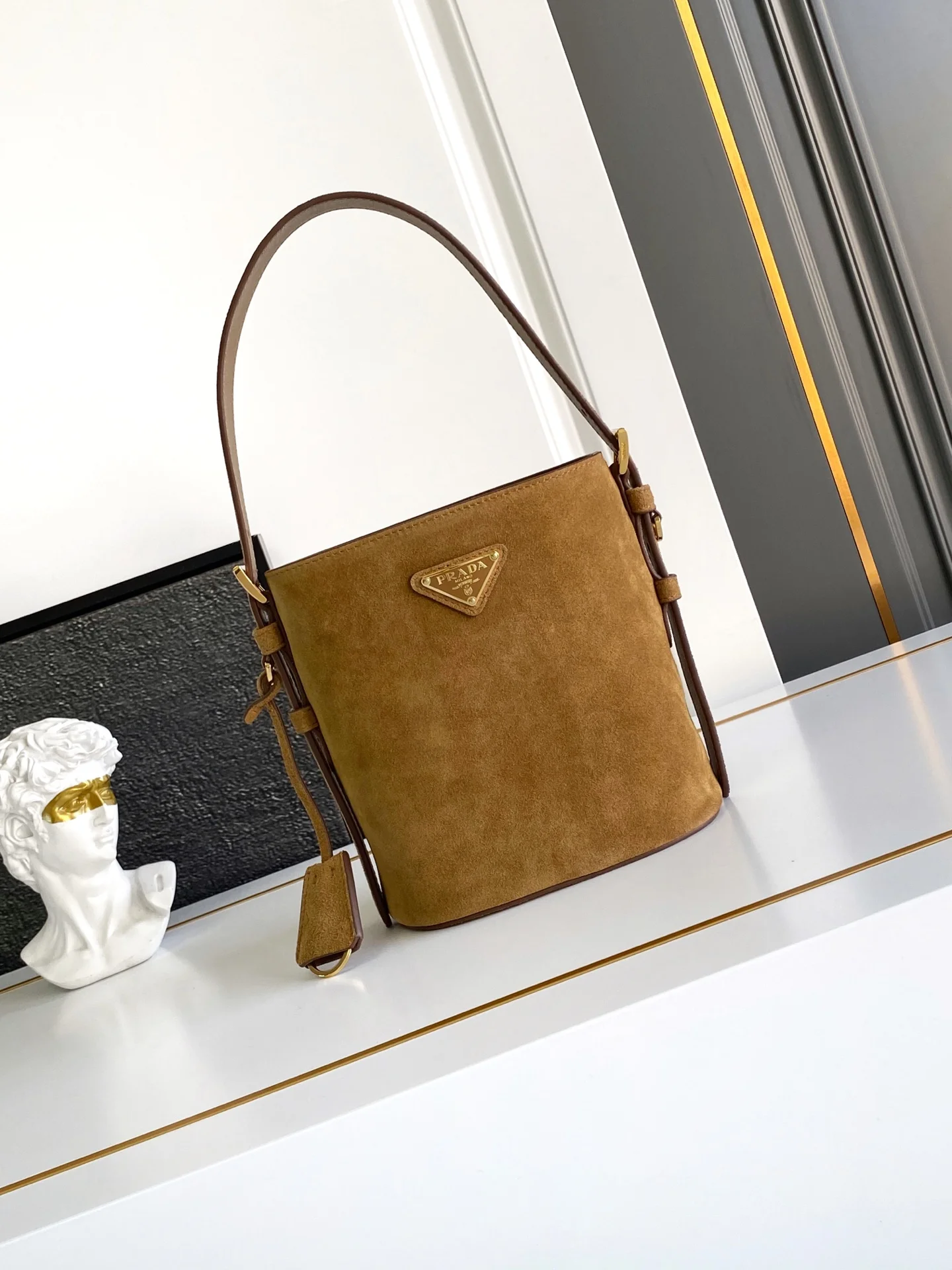 普拉达 1BE078 磨砂皮水桶包 单肩背包