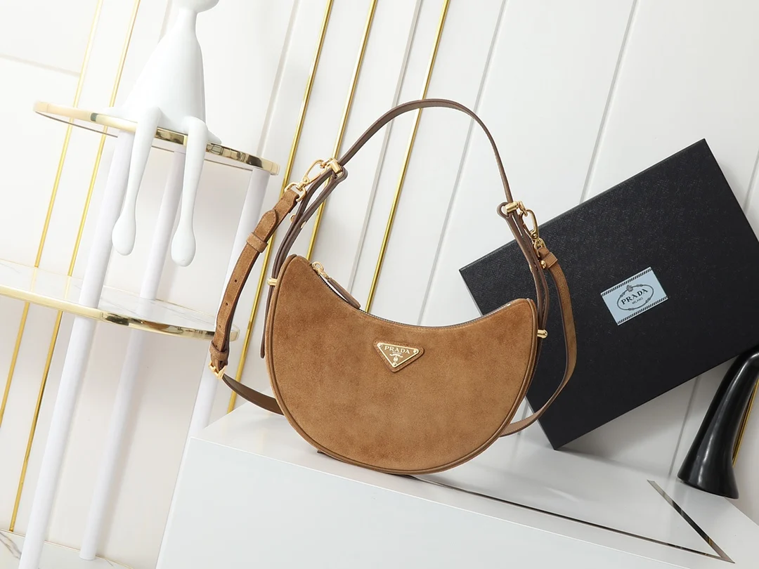 普拉达 1BC194 Arque绒面麂皮腋下包 单肩背包 斜挎包