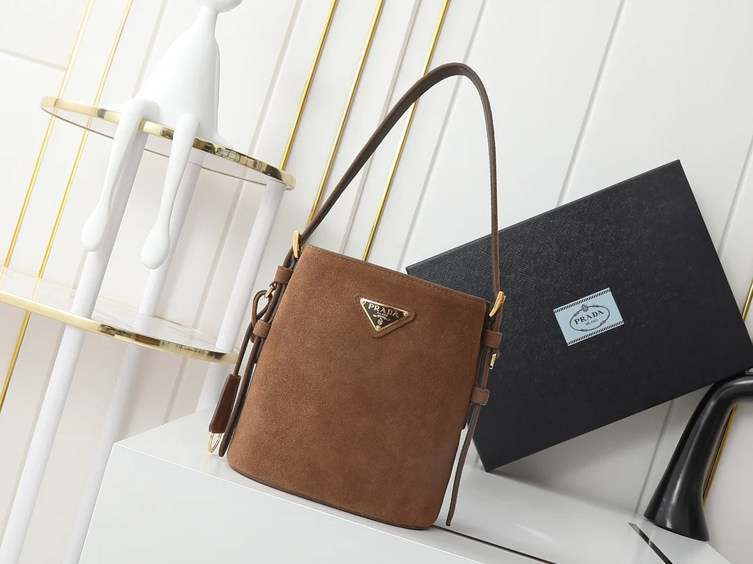 普拉达 1BE078 绒面麂皮磨砂皮水桶包 单肩背包