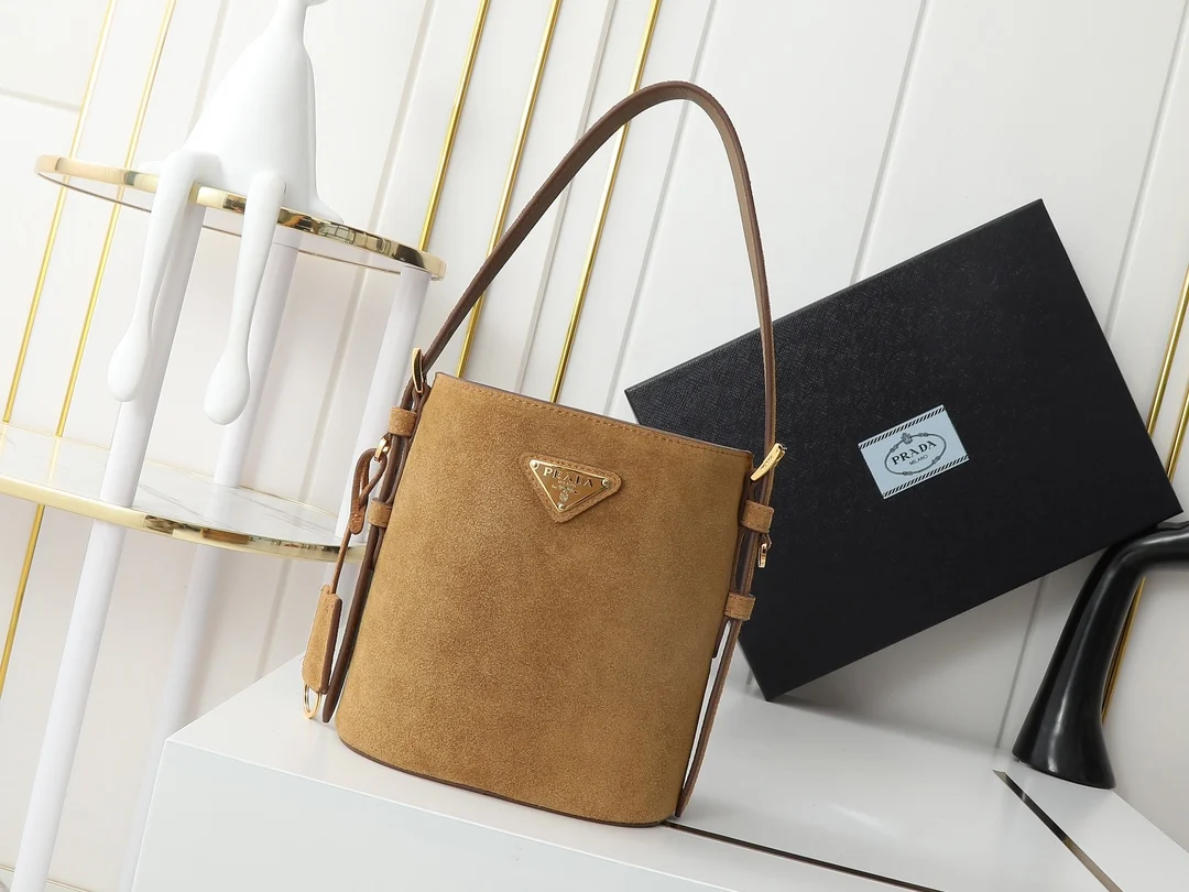 普拉达 1BE078 绒面麂皮磨砂皮水桶包 单肩背包 普拉达 1BE078 绒面麂皮磨砂皮水桶包 单肩背包