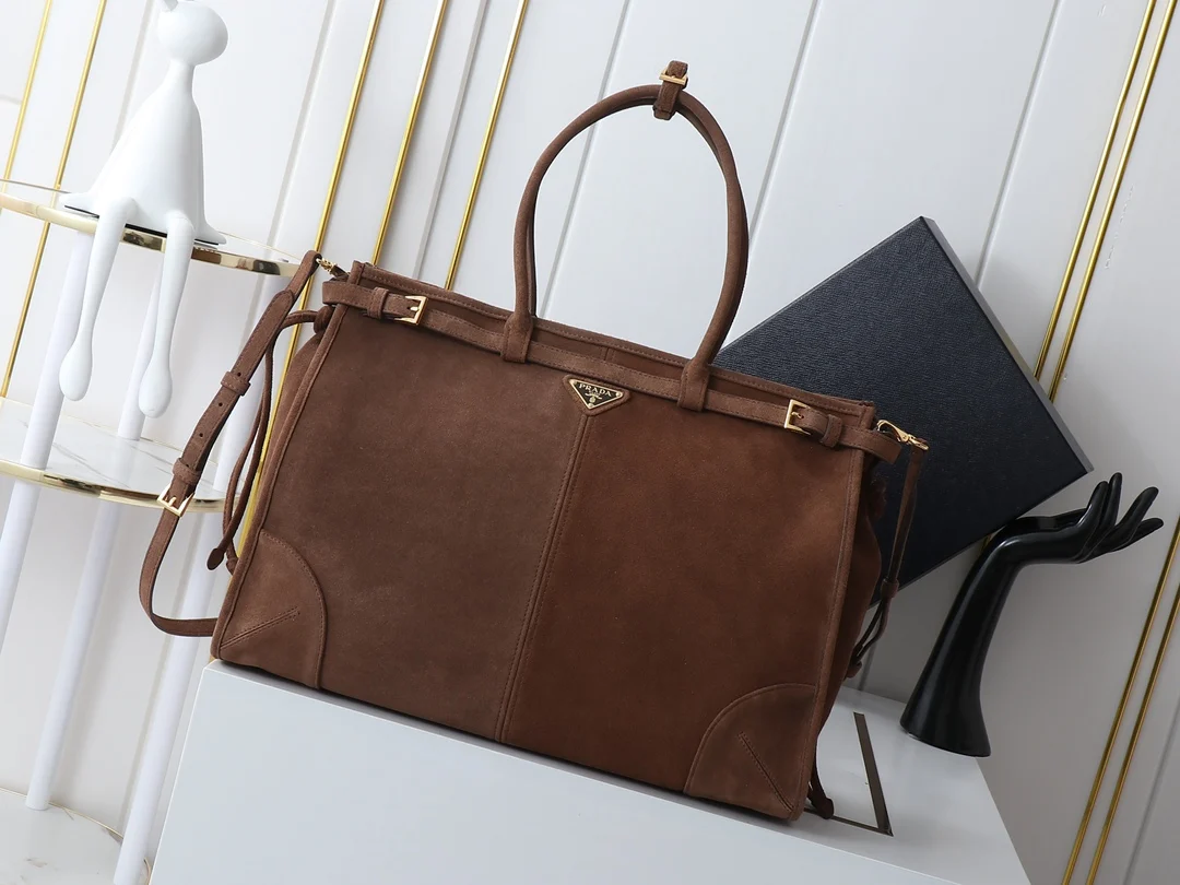 普拉达 1BA439 绒面麂皮特大号Soft Lux 手提斜挎包 普拉达 1BA439 绒面麂皮特大号Soft Lux 手提斜挎包