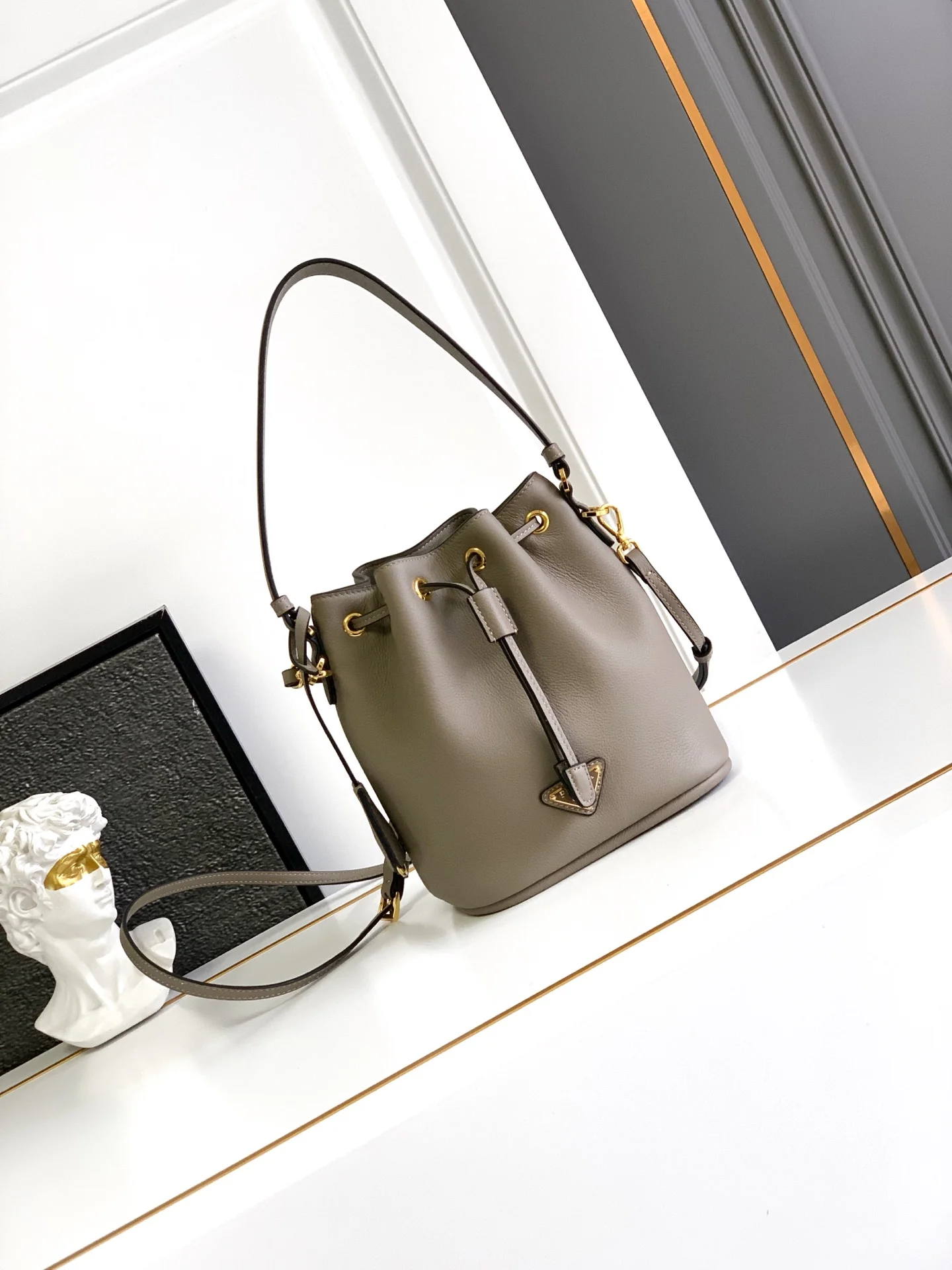 普拉达 1BE067 新款水桶包 手提斜挎包