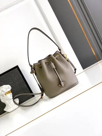 1BE067 新款水桶包 手提斜挎包 高仿普拉达女包