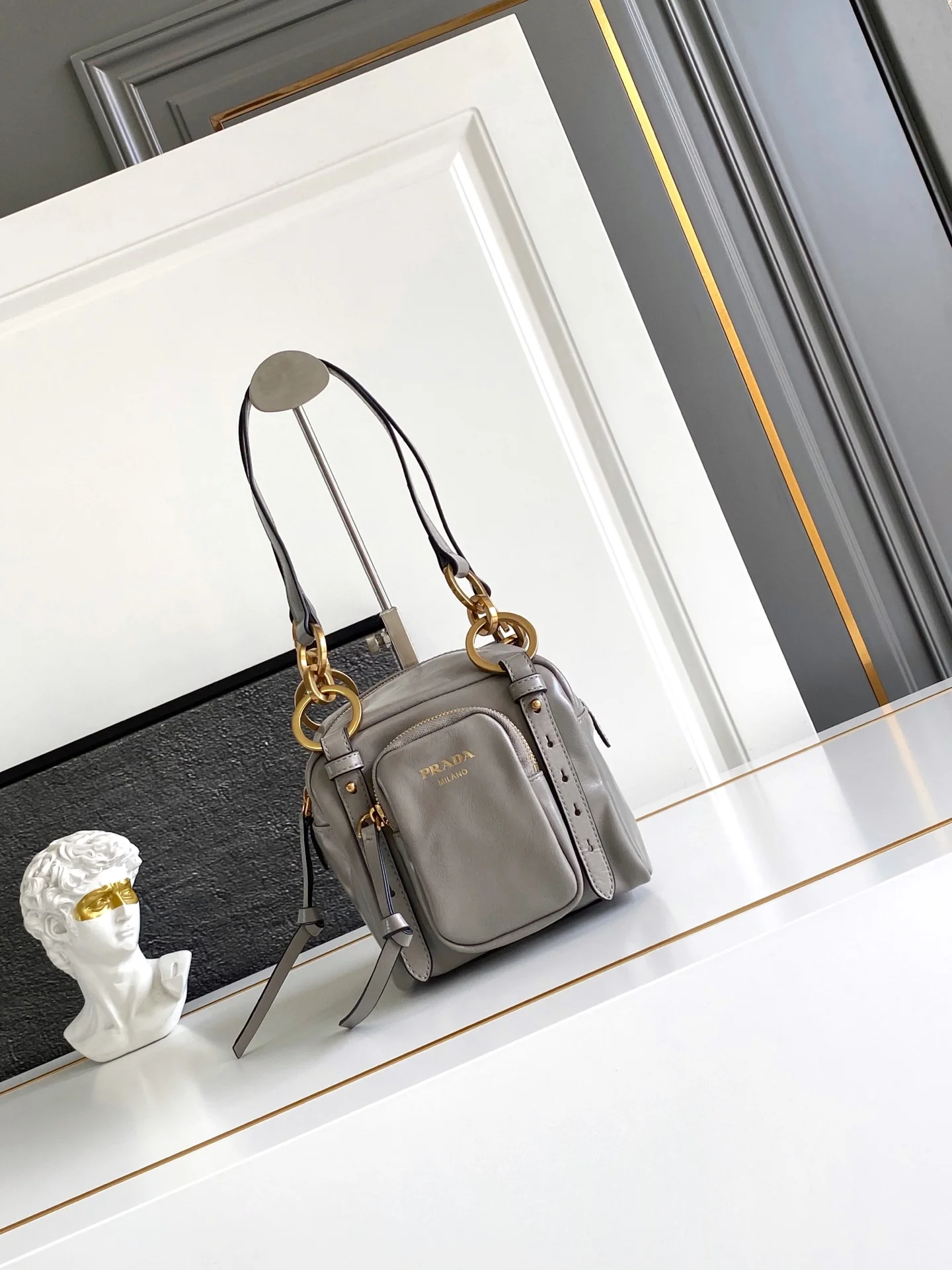 普拉达 1BB137 新品油腊皮小号 方正手提包 单肩背包 普拉达 1BB137 新品油腊皮小号 方正手提包 单肩背包