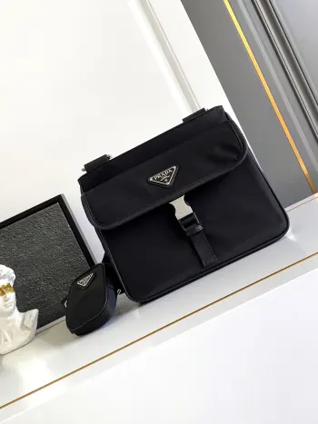 2VH110 摩登尼龙斜挎包 高仿普拉达男包
